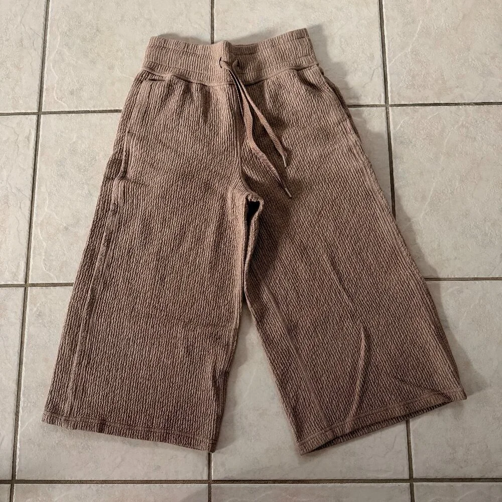 Lululemon Heathered Soft Sand Retreat Yourself Crop - Picture 1 of 2